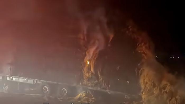 Νταλίκα με άχυρα έπιασε φωτιά στον Ε65 – Προσωρινά διακόπηκε η κυκλοφορία