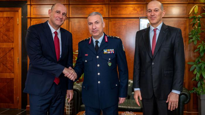 Οι πρόεδροι του Ολυμπιακού έκαναν δωρεά κράνη στην Τροχαία Αττικής!