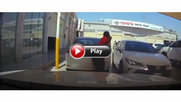 VIDEO: Ούτε παρκαρισμένος δεν γλυτώνεις...