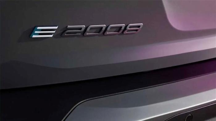 Η πρώτη teaser εικόνα της Peugeot για το ανανεωμένο 2008 εμφανίζει μεταξύ άλλων το νέο λογότυπο του ηλεκτρικού Ε-2008.