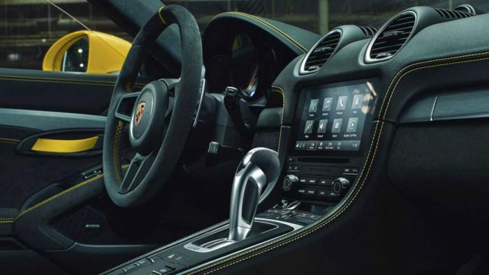 Οι 718 Cayman GT4 και Boxster Spyder που εξοπλίζονται με το PDK κιβώτιο μπορούν να κάνουν το σπριντ 0-100 χλμ./ώρα σε 3,9 δευτερόλεπτα.