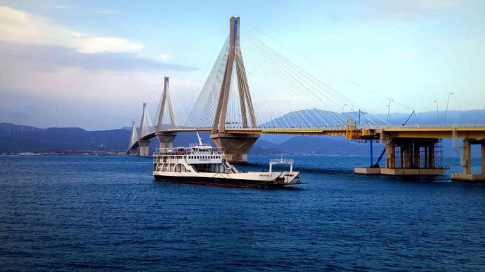 Ρίο-Αντίρριο από τη γέφυρα ή με το ferry boat & 8.20 ευρώ στην τσέπη;