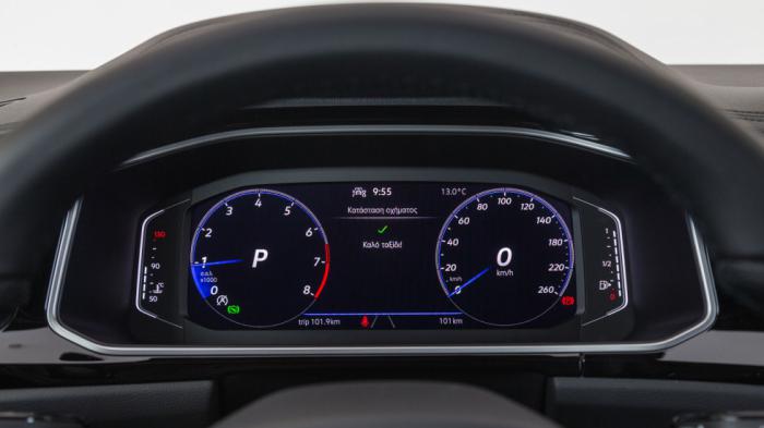 Από την βασική έκδοση το γερμανικό SUV έχει Digital Cockpit ψηφιακό πίνακα οργάνων με διαγώνιο 8 ιντσών, ο οποίος ανεβαίνει στις 10,3 ίντσες με +320 ευρώ.
