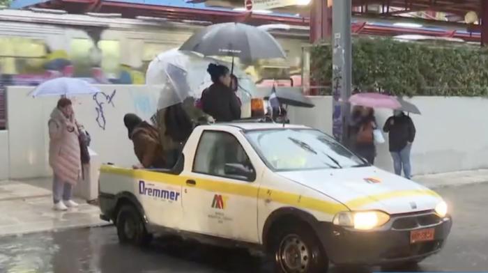 Μοσχάτο -Ο Δήμος μετέφερε με καρότσα τον κόσμο έξω απ' τον ΗΣΑΠ