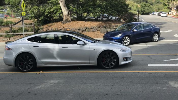 Για πρώτη φορά έχουμε στο ίδιο κάδρο τα Model 3 και Model S, ώστε να διαπιστώσουμε τι σημαίνει 20% μικρότερο. Οι φωτογραφίες είναι του Michael S και οι οποίες δημοσιεύτηκαν στο Electrek. 