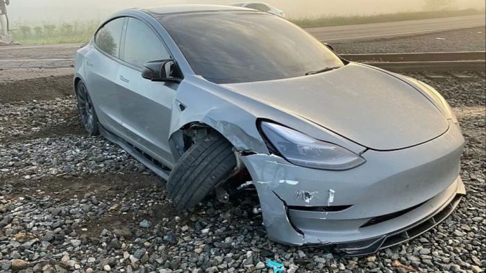 Έτσι κατέληξε το Tesla Model 3 μετά το ατύχημα. 