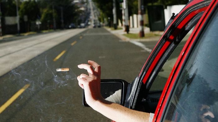 Πετάς τσιγάρο από το αυτοκίνητο; Πρόστιμο μέχρι 5.000€ ευρώ!