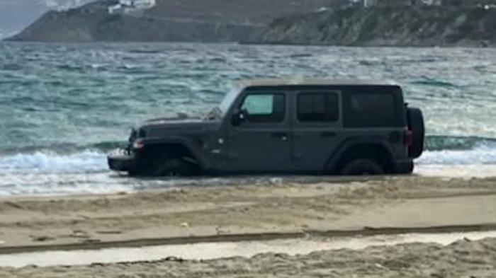 Τουρίστες έκαναν βουτιά με Jeep Wrangler σε παραλία της Μυκόνου