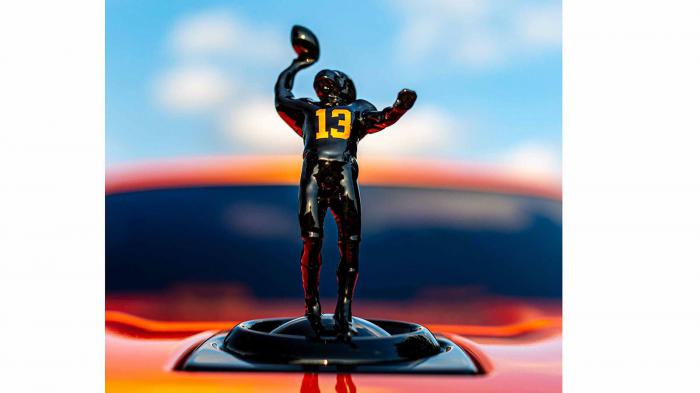 Tο γνωστό «Spirit of Ecstasy» της Rolls-Royce αντικαταστήθηκε με μία μινιατούρα που δείχνει τον Odell Beckham Jr σε αγωνιστικό στιγμιότυπο.