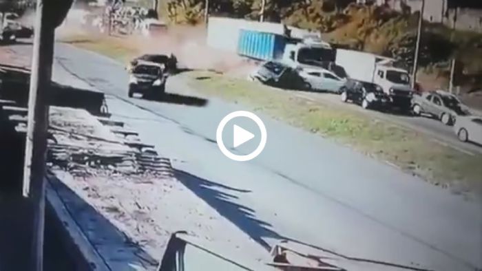 «Τρελό» φορτηγό σαρώνει