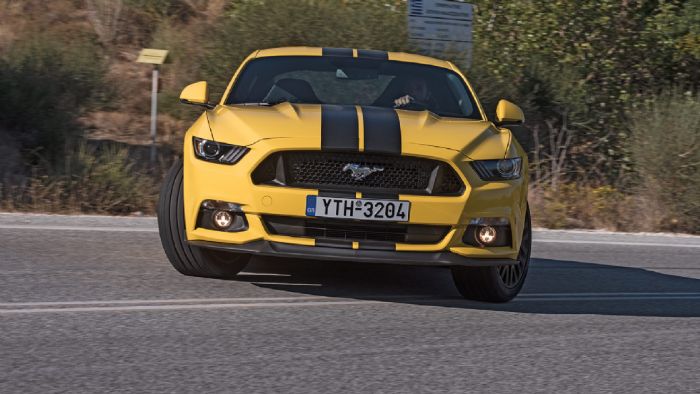 Δοκιμάζουμε το 5λιτρο American Muscle car, Mustang GT των 421 ίππων. Μπόνους η guest συμμετοχή της Mustang του 1965. Παλιά ή καινούργια τελικά; Ποια προτιμάτε;