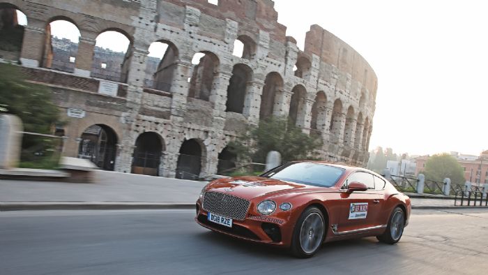 Περνώντας έξω από το Κολοσσαίο με την Bentley Contrinental GT, τραβάμε όλα τα βλέμματα και τα φωτογραφικά κλικ των τουριστών.