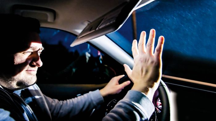 Τα φώτα των αυτοκινήτων γίνονται όλο και πιο λαμπερά με αποτέλεσμα να ενοχλούν τους γύρω οδηγούς αν δεν είναι σωστά ρυθμισμένα.