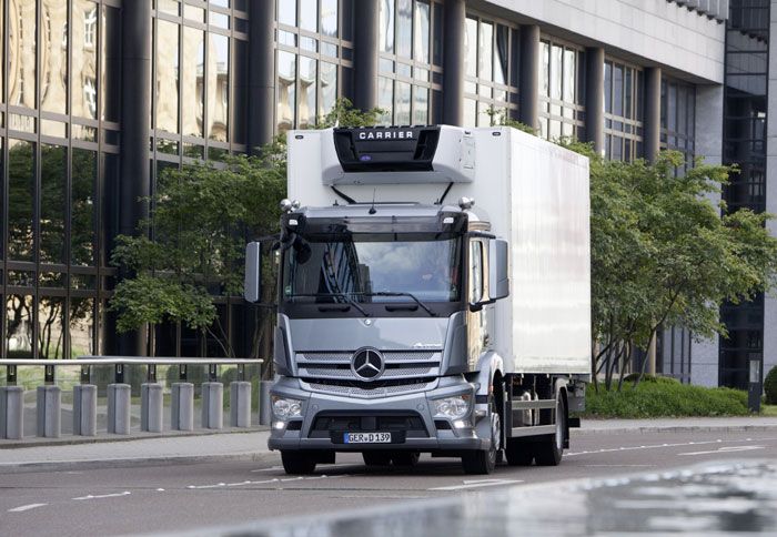 Νέα μικρά Mercedes και Fuso