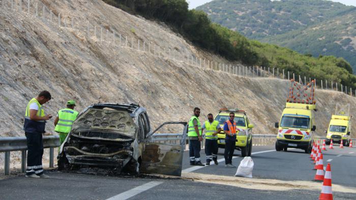 ΙΧ τυλίχθηκε στις φλόγες στην Ιόνια οδό