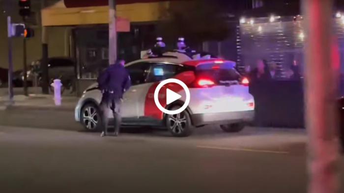 Αυτόνομο όχημα ξεφεύγει από μπλόκο αστυνομικών!