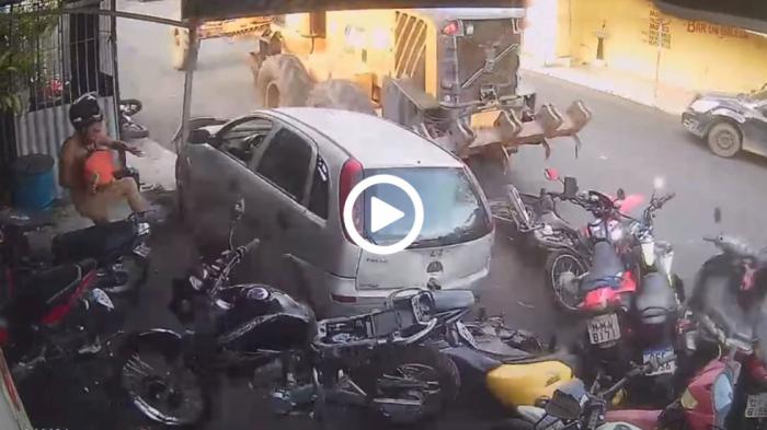 «Θεριό» παρασέρνει Corsa και ισοπεδώνει μηχανές 