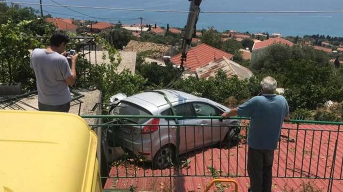 Αυτοκίνητο κατέληξε πάνω σε στέγη! Αυτοκίνητο κατέληξε πάνω σε στέγη!