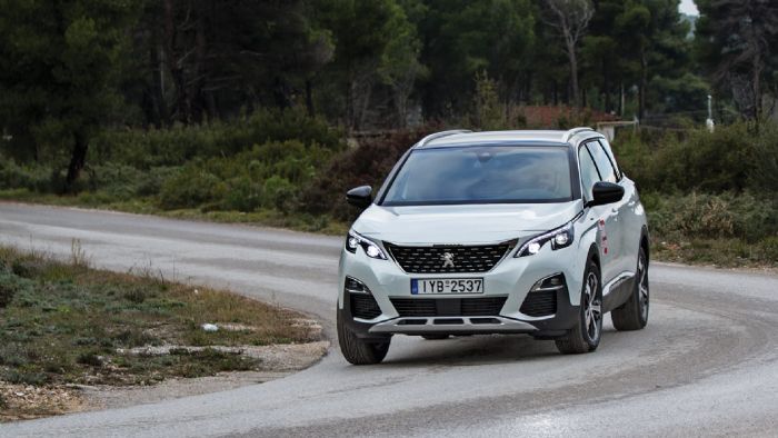 Tο Peugeot 5008 αν δεν το κοιτάξει κανείς με περισσότερη προσοχή, μπορεί άνετα να το περάσει για το 3008 – κι ας είναι 20 πόντους πιο μακρύ. 