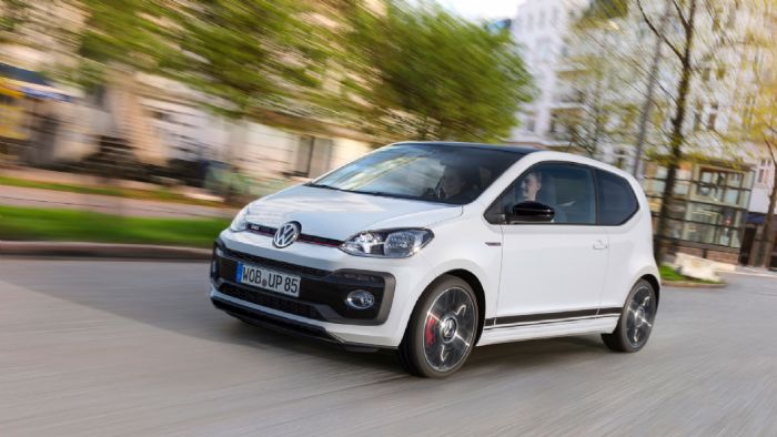 Η εμπορική καριέρα του νέου VW Up! GTI ξεκινά από το Ηνωμένο Βασίλειο με τις τιμές του μοντέλου να ξεκινούν από τις 15.600 ευρώ περίπου.