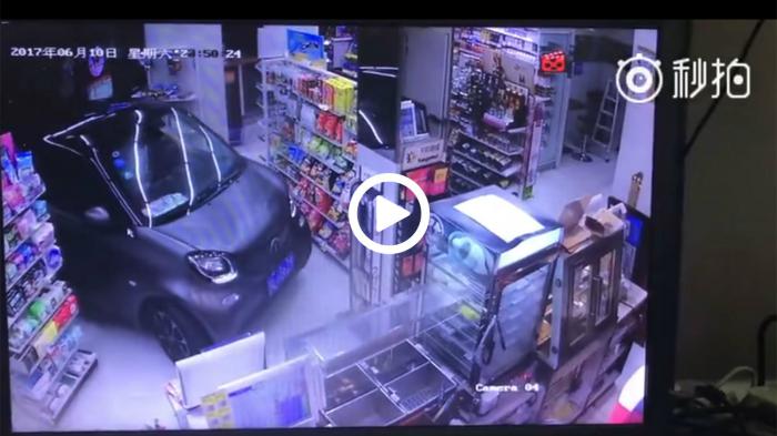 Μπήκε στο κατάστημα με το αμάξι