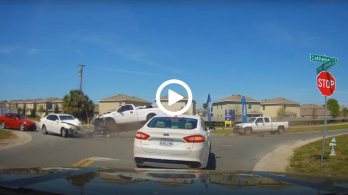 Ανεξέλεγκτο Pick-Up «καθαρίζει» τρία ΙΧ 