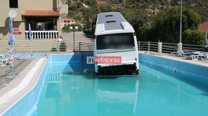 Κεφαλονιά: Λεωφορείο έπεσε σε πισίνα Κεφαλονιά: Λεωφορείο έπεσε σε πισίνα