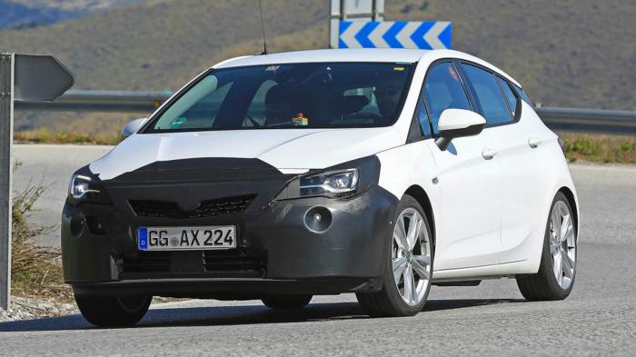 Το ανανεωμένο Opel Astra φωτογραφήθηκε από τους κατασκοπευτικούς φακούς.