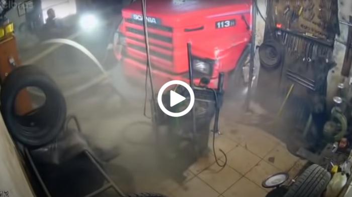 Φορτηγό εισβάλει σε βουλκανιζατέρ από μηχανική βλάβη