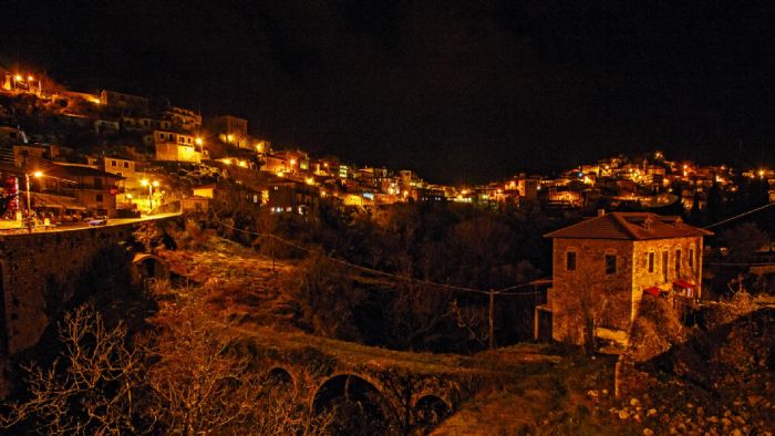 «Ιεροσυλία» μπροστά στο τζάκι