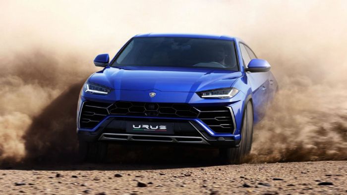 Η Lamborghini Urus στο χώμα.