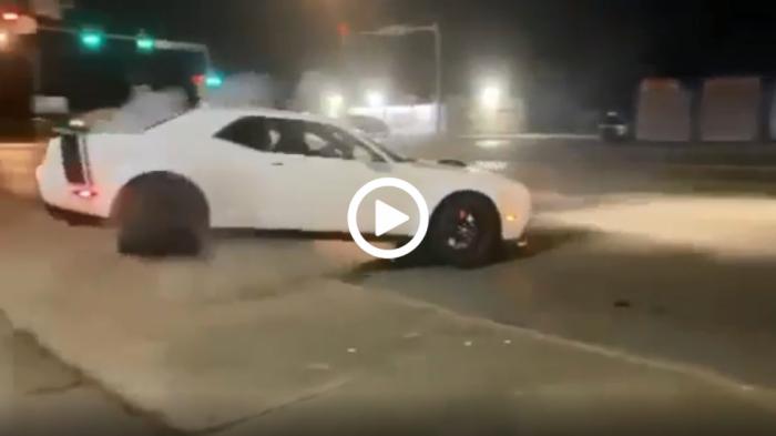 Ήθελε να driftάρει αλλά έστειλε το Challenger στο πεζοδρόμιο Ήθελε να driftάρει αλλά έστειλε το Challenger στο πεζοδρόμιο