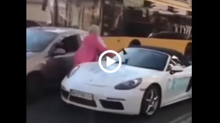 Τσεκούρωσε την Porsche και έφυγε! 