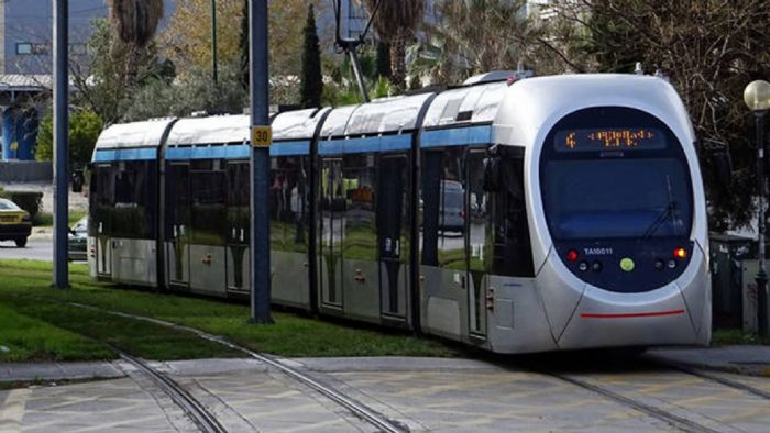 Πάρκαρε το Ι.Χ του στις γραμμές του τραμ! (+video)