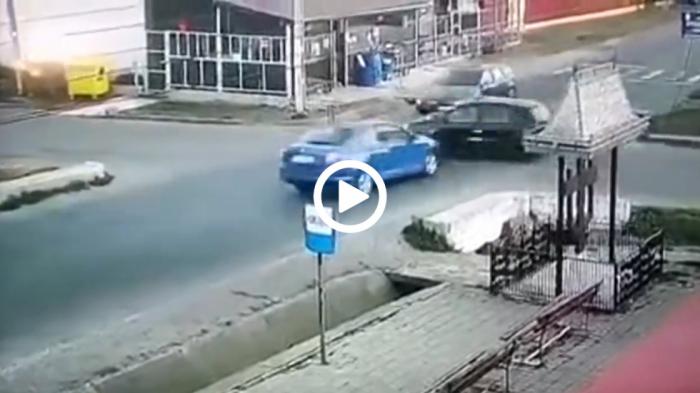 Τρία αυτοκίνητα τρακάρουν μαζί σε διασταύρωση 