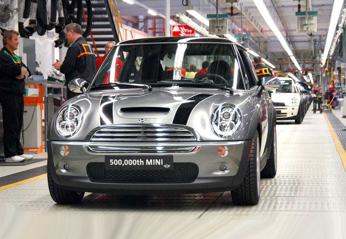 21 Έλληνες χώρεσαν σε Mini 