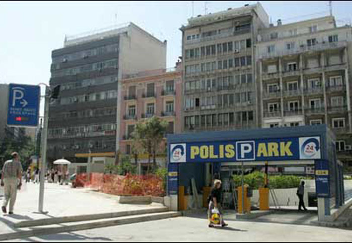 Εσείς που παρκάρετε; Στο δρόμο ή στα ιδιωτικά πάρκινγκ των εμπορικών κέντρων; 