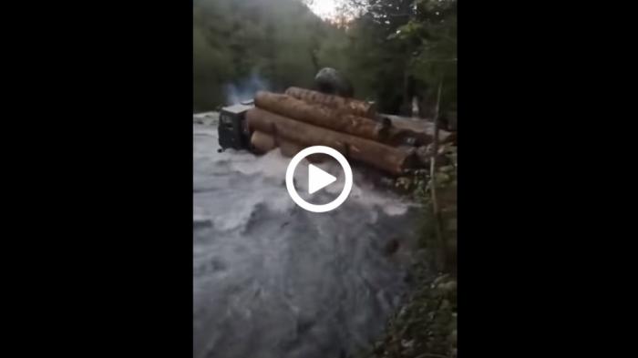 Φορτηγό με κορμούς περνάει ορμητικό ποτάμι! 