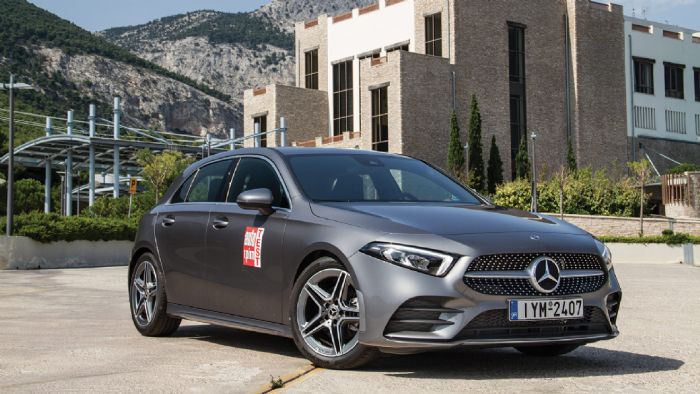 Η νέα γενιά της A-Class «πατάει» πάνω στο «επιθετικό» σχεδιαστικό προφίλ της προηγούμενης, όμως αυτή η επιθετικότητα είναι ακόμα πιο εναρμονισμένη με τον εκλεπτυσμένο χαρακτήρα της.