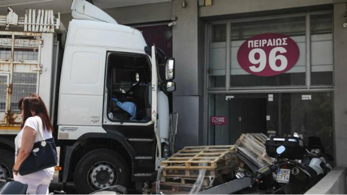 Φορτηγό έπεσε πάνω σε αποθήκη στην Πειραιώς