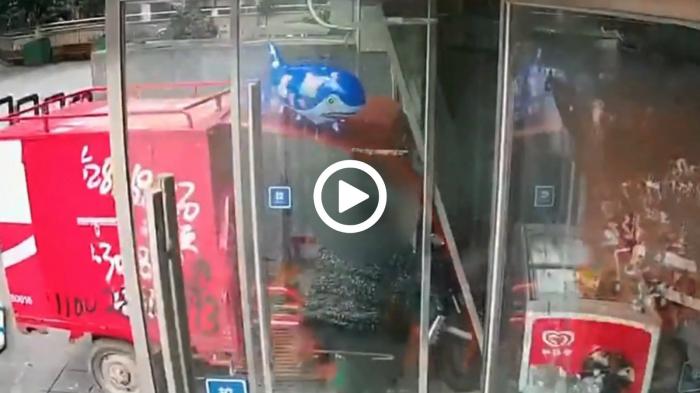 3χρονος με τρίκυκλο μπουκάρει σε σούπερ μάρκετ από τη τζαμαρία