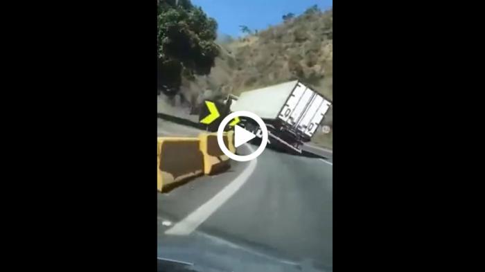 Νταλίκα προσπερνάει νταλίκα και τουμπάρει σε στροφή 