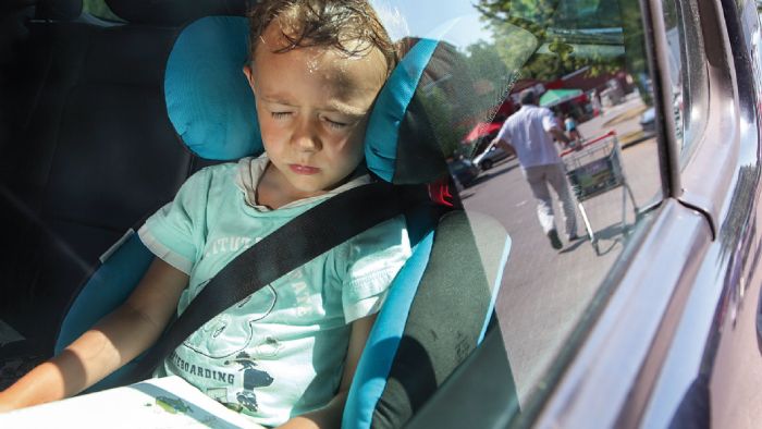 Άφησες το παιδί στο αυτοκίνητο με καύσωνα; Κίνδυνος θάνατος!