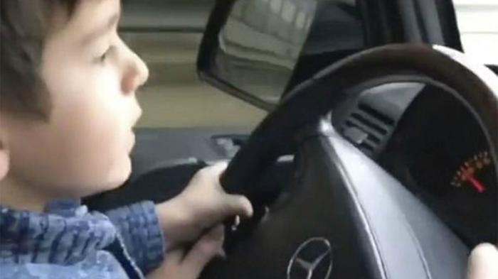 4χρονος οδηγεί και σπέρνει τον φόβο (+vid) 4χρονος οδηγεί και σπέρνει τον φόβο (+vid)