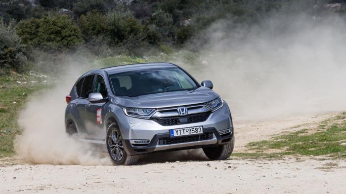 Το CR-V κινείται εκτός δρόμου σαν να βρίσκεται στο σπίτι του. Αρωγοί, τα 200 χλστ. από το έδαφος και η μόνιμη AWD τετρακίνηση.