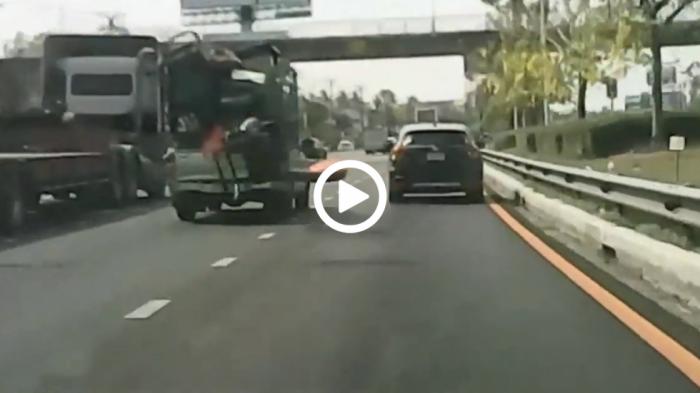 Καρέκλα «πετάει» από αγροτικό και ρίχνει μοτοσυκλετιστή!