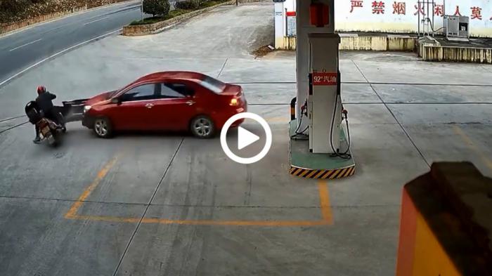 ΙΧ τρακάρει με μηχανή μπουκάροντας από γλίστρα σε βενζινάδικο 