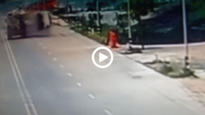 Pick-Up τρακάρει φορτηγό, τουμπάρει και πέφτει σε γκρεμό 