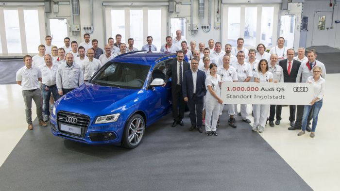 Το Audi SQ5 που βλέπετε σε Sepang Blue απόχρωση, είναι το εκατομμυριοστό Q5 που φτιάχνεται στο εργοστάσιο στο Ίνγκολστατ της Γερμανίας. Περισσότερα από 1,6 εκ. κομμάτια έχουν πουληθεί παγκοσμίως.