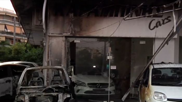 Πυρπολήθηκε έκθεση αυτοκινήτων στο Παλαιό Φάληρο